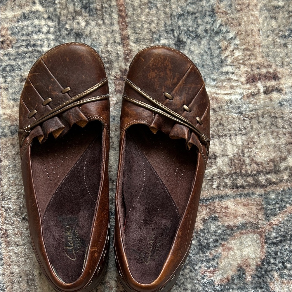 Clarks Artisan Active Wear Brown Leather flats. Cushioned insole. Size 6.